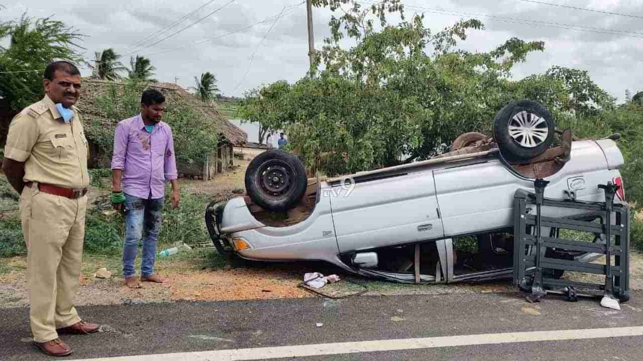 ರಾಯಚೂರು: ಭೀಕರ ಅಪಘಾತ, ವಾಹನ ಪಲ್ಟಿಯಾಗಿ ಇಬ್ಬರು ಸ್ಥಳದಲ್ಲೇ ದುರ್ಮರಣ