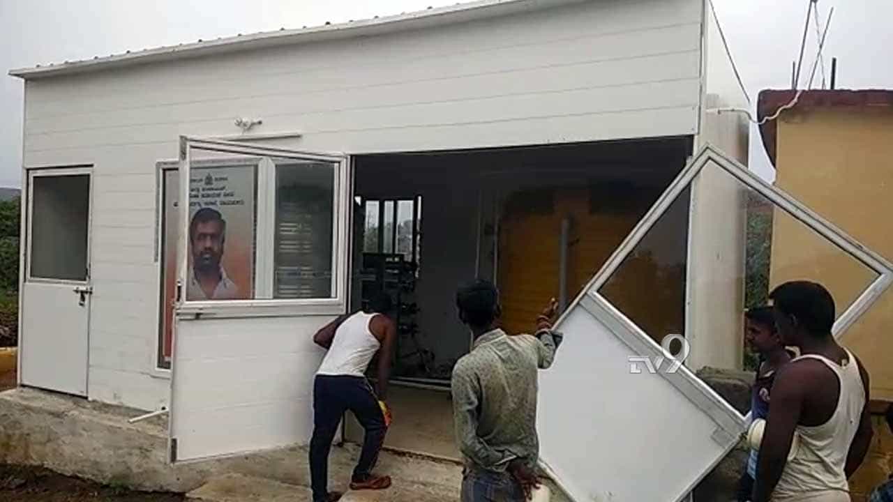ವರ್ಷವಾದ್ರೂ ಉದ್ಘಾಟನೆಯಾಗದ ನೀರಿನ ಘಟಕದ ಯಂತ್ರಗಳು ಆಯ್ತು ಖದೀಮರ ಪಾಲು ವರ್ಷವಾದ್ರೂ ಉದ್ಘಾಟನೆಯಾಗದ ನೀರಿನ ಘಟಕದ ಯಂತ್ರಗಳು ಆಯ್ತು ಖದೀಮರ ಪಾಲು
