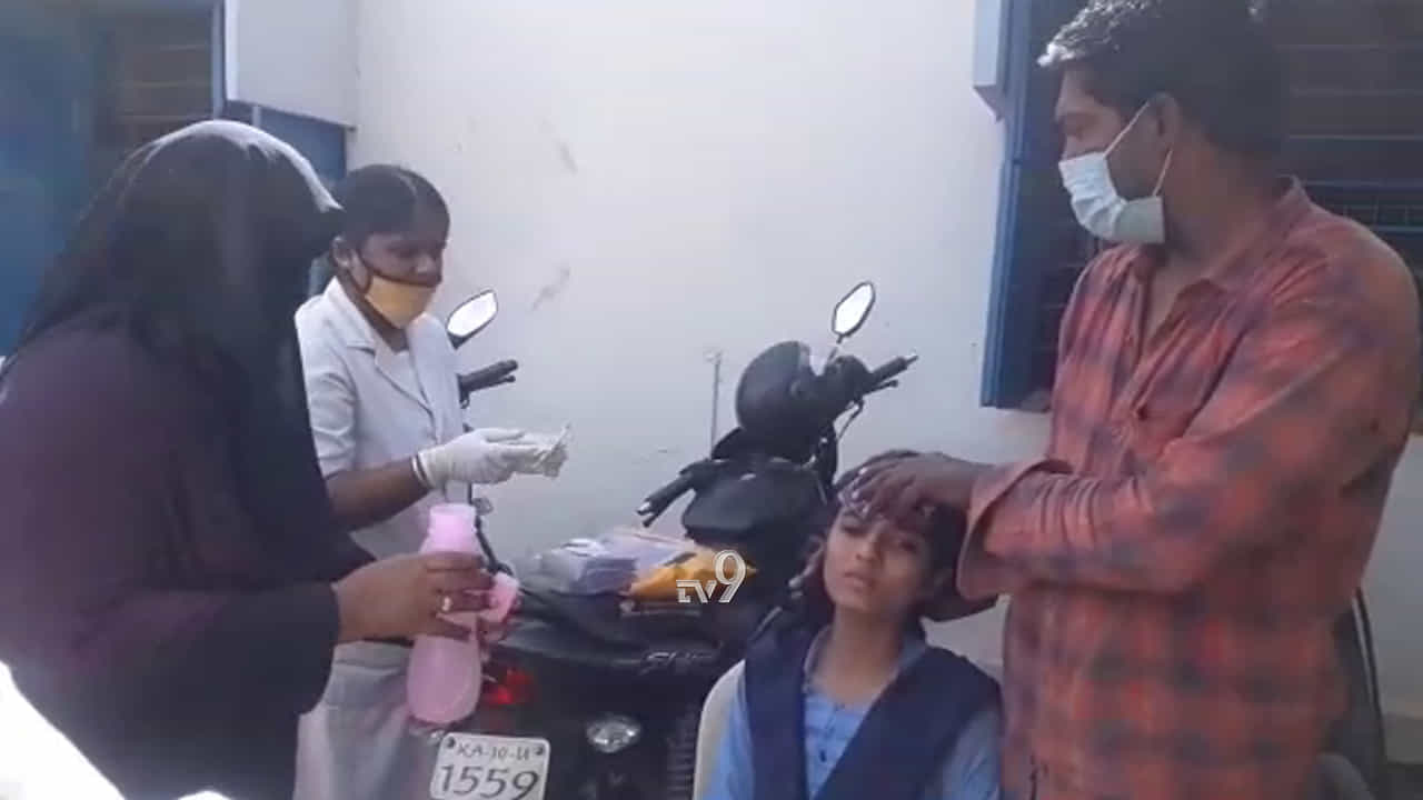 ಥರ್ಮಲ್ ಸ್ಕ್ರೀನಿಂಗ್ ವೇಳೆ ಕುಸಿದುಬಿದ್ದ SSLC ವಿದ್ಯಾರ್ಥಿನಿ! ಥರ್ಮಲ್ ಸ್ಕ್ರೀನಿಂಗ್ ವೇಳೆ ಕುಸಿದುಬಿದ್ದ SSLC ವಿದ್ಯಾರ್ಥಿನಿ!