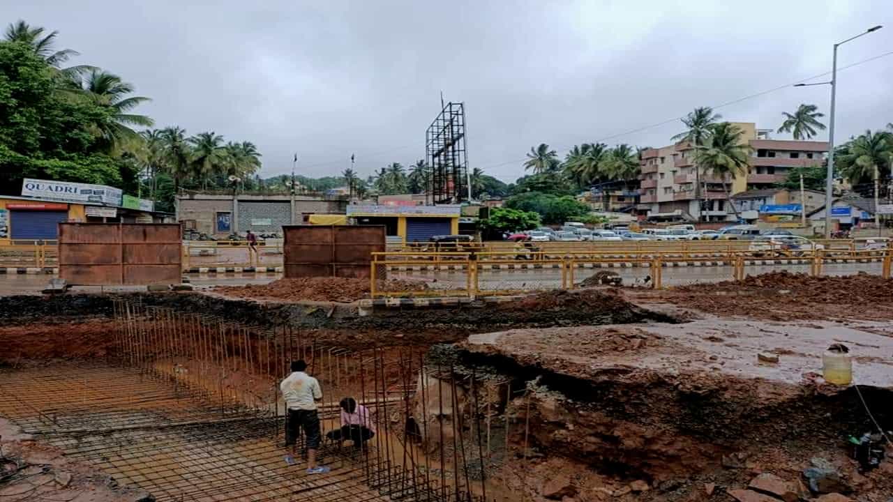 ಎಚ್ಚೆತ್ತ ಅಧಿಕಾರಿಗಳು, ಟೋಲ್ ಬಳಿ ಕಾಮಗಾರಿ ಆರಂಭ: ಜನತೆಗೆ ಇನ್ನಾದರೂ ಸಿಗುತ್ತಾ ನೆಮ್ಮದಿ ಎಚ್ಚೆತ್ತ ಅಧಿಕಾರಿಗಳು, ಟೋಲ್ ಬಳಿ ಕಾಮಗಾರಿ ಆರಂಭ: ಜನತೆಗೆ ಇನ್ನಾದರೂ ಸಿಗುತ್ತಾ ನೆಮ್ಮದಿ