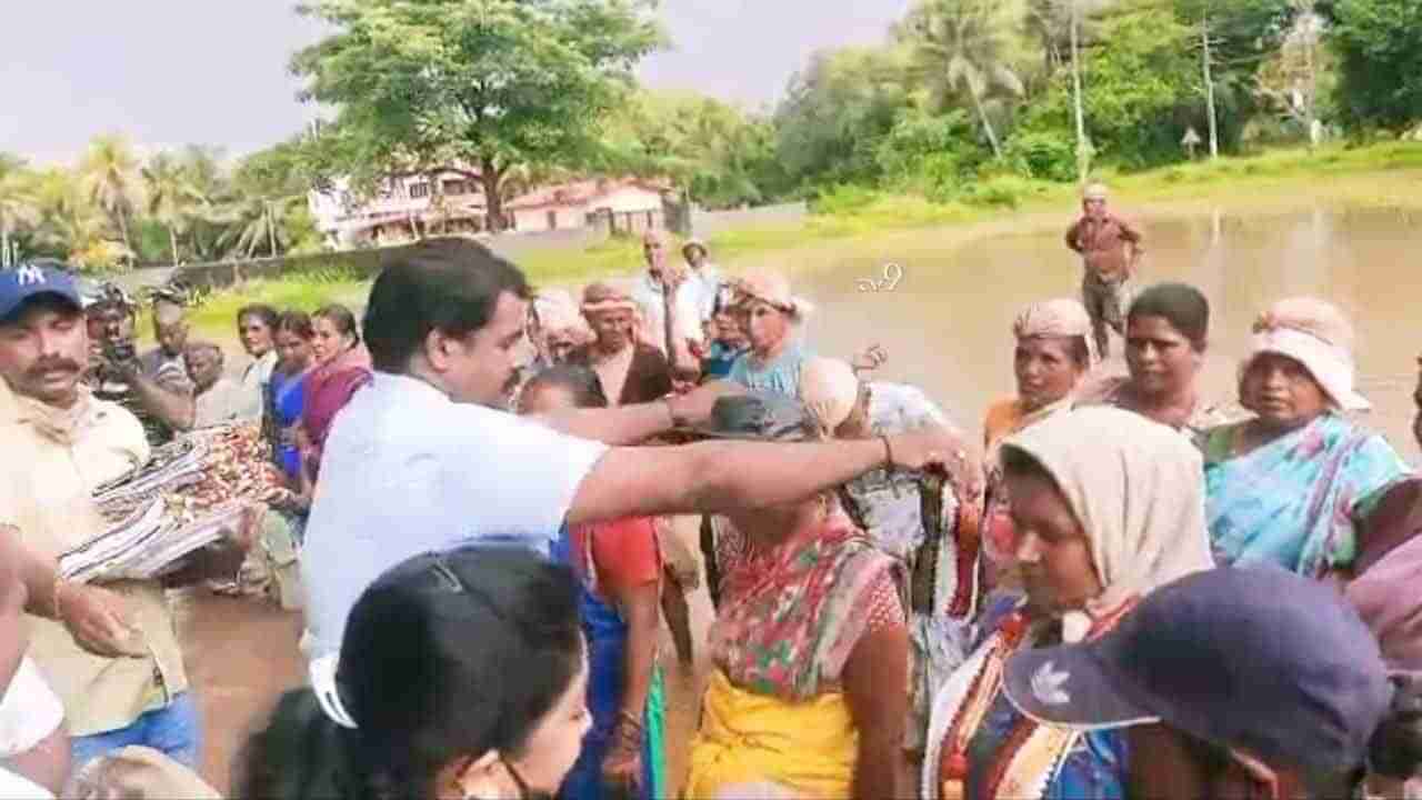 ಕೊರೊನಾ ಸಂಕಷ್ಟದಿಂದ ಕೃಷಿಗೆ ಮರಳಿದ ರೈತರಿಗೆ ಗದ್ದೆಯಲ್ಲಿಯೇ ಸನ್ಮಾನ!