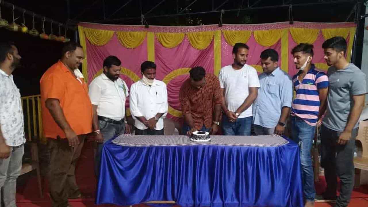 ಕ್ವಾರಂಟೈನ್ ಕೇಂದ್ರದಲ್ಲಿ ಬರ್ತ್ ಡೇ ಪಾರ್ಟಿ, ಬಿಜೆಪಿ ಮುಖಂಡ ಭಾಗಿ ಕ್ವಾರಂಟೈನ್ ಕೇಂದ್ರದಲ್ಲಿ ಬರ್ತ್ ಡೇ ಪಾರ್ಟಿ, ಬಿಜೆಪಿ ಮುಖಂಡ ಭಾಗಿ
