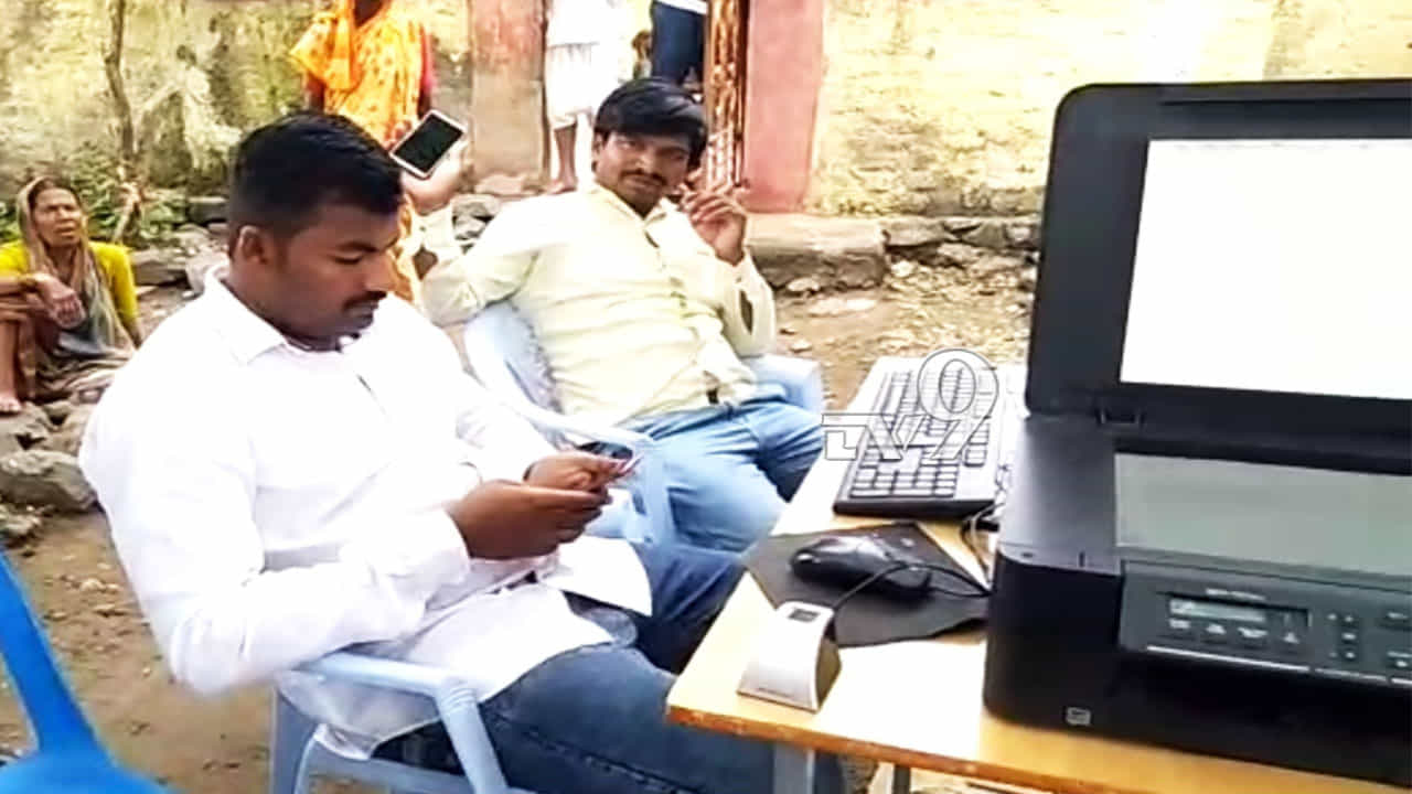 ಆಯುಷ್ಮಾನ್ ಕಾರ್ಡ್ ಹೆಸರಲ್ಲಿ ಹಣ ಲೂಟಿ? ಗ್ರಾಮಸ್ಥರು ಪ್ರಶ್ನಿಸುತ್ತಿದ್ದಂತೆ ದುರುಳರು ಪರಾರಿ ಆಯುಷ್ಮಾನ್ ಕಾರ್ಡ್ ಹೆಸರಲ್ಲಿ ಹಣ ಲೂಟಿ? ಗ್ರಾಮಸ್ಥರು ಪ್ರಶ್ನಿಸುತ್ತಿದ್ದಂತೆ ದುರುಳರು ಪರಾರಿ