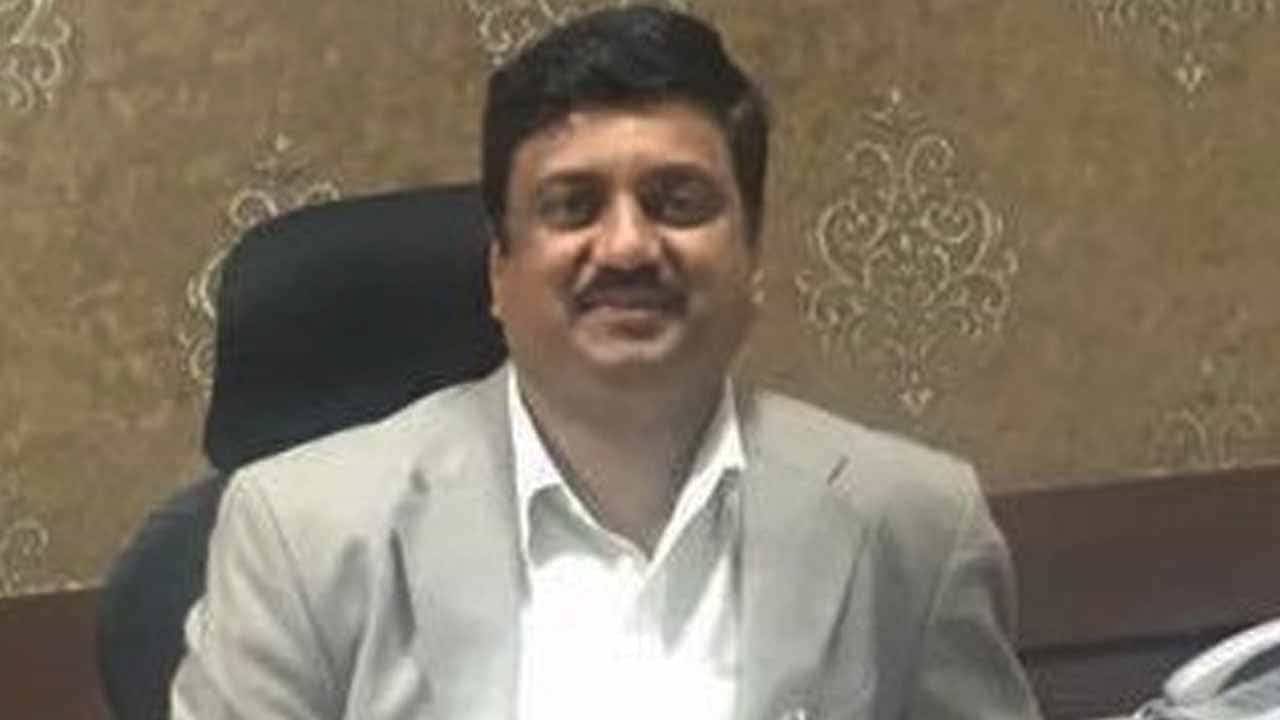 ಐಎಂಎ ಆರೋಪಿ ನಿಗೂಢ ಸಾವು, ನೇಣುಬಿಗಿದ ಸ್ಥಿತಿಯಲ್ಲಿ ಐಎಎಸ್ ಅಧಿಕಾರಿ ಶವ ಪತ್ತೆ ಐಎಂಎ ಆರೋಪಿ ನಿಗೂಢ ಸಾವು, ನೇಣುಬಿಗಿದ ಸ್ಥಿತಿಯಲ್ಲಿ ಐಎಎಸ್ ಅಧಿಕಾರಿ ಶವ ಪತ್ತೆ