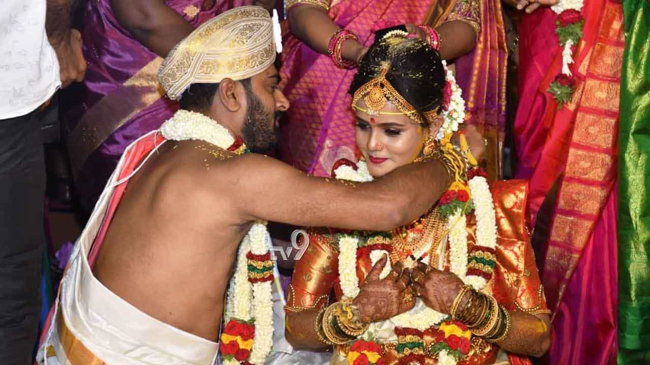 ಬೆಳಗ್ಗೆ ಬ್ರಾಹ್ಮಿ ಮುಹೂರ್ತದಲ್ಲಿ ಹಸೆಮಣೆ ಏರಿದ ನಟಿ ಮಯೂರಿ, ದಿಢೀರನೆ ಮದುವೆ ನಡೆಯಿತು! ಬೆಳಗ್ಗೆ ಬ್ರಾಹ್ಮಿ ಮುಹೂರ್ತದಲ್ಲಿ ಹಸೆಮಣೆ ಏರಿದ ನಟಿ ಮಯೂರಿ, ದಿಢೀರನೆ ಮದುವೆ ನಡೆಯಿತು!