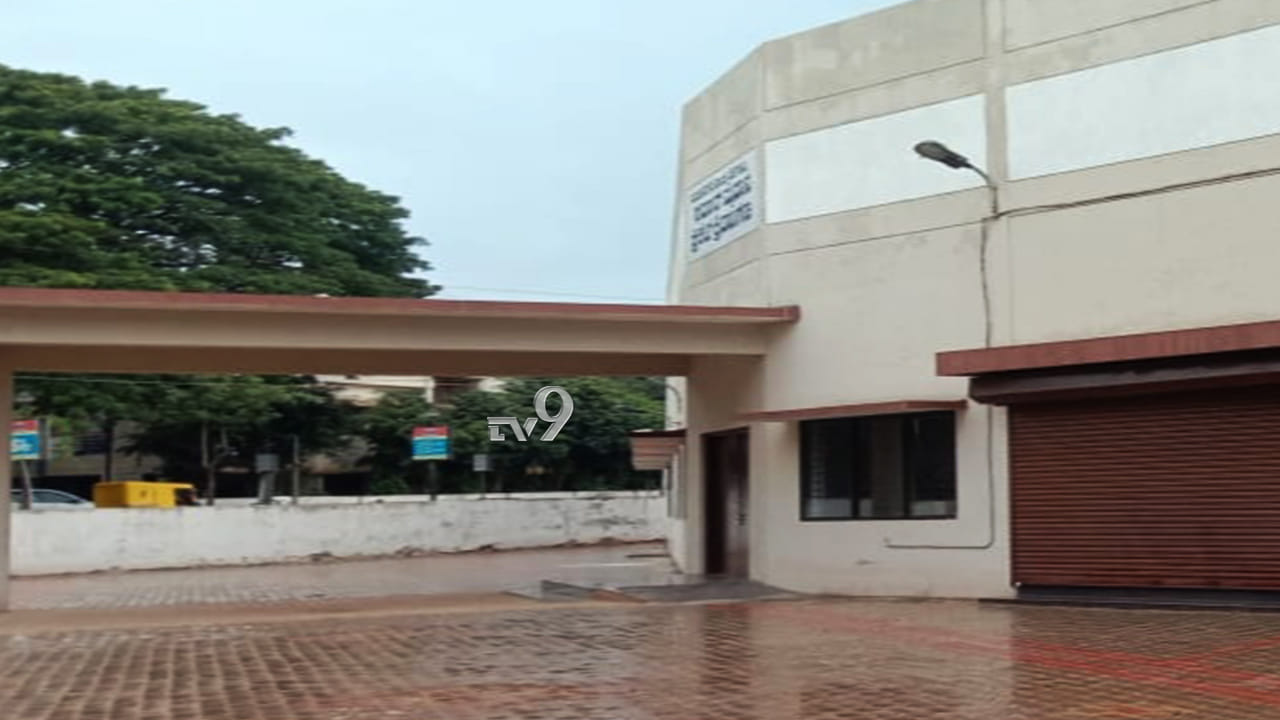 ಸರ್ದಾರ್ ಮೈದಾನದಲ್ಲಿ ಕ್ರೀಡೆ ಬದಲು ರಾಜಕೀಯ ಚಟುವಟಿಕೆ ಶುರುವಾಗುತ್ತಾ? ಸರ್ದಾರ್ ಮೈದಾನದಲ್ಲಿ ಕ್ರೀಡೆ ಬದಲು ರಾಜಕೀಯ ಚಟುವಟಿಕೆ ಶುರುವಾಗುತ್ತಾ?