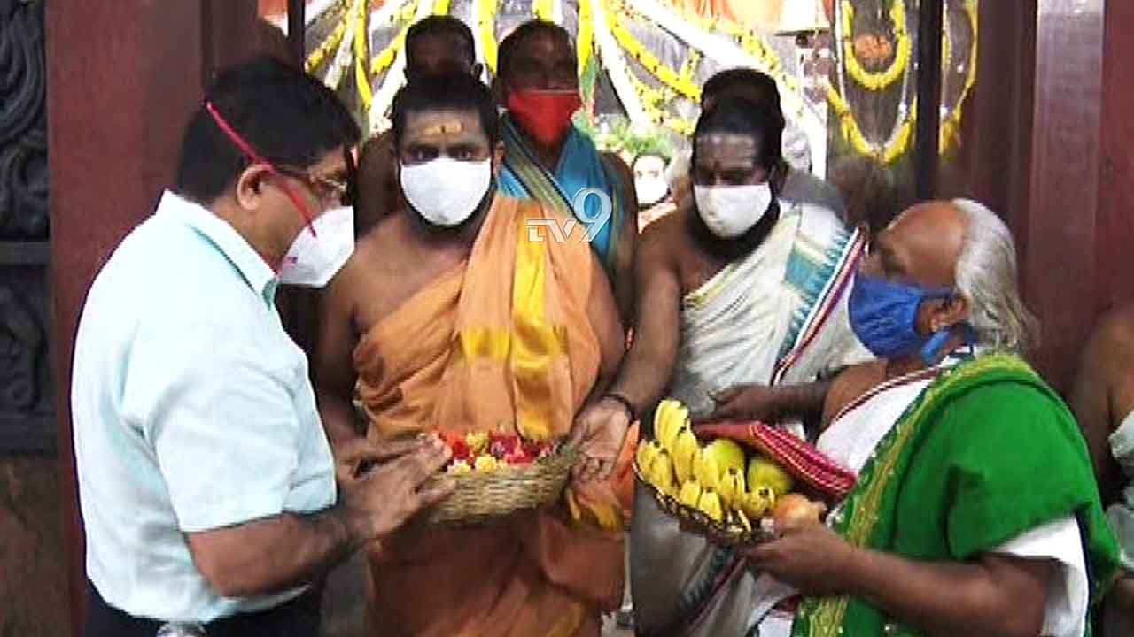 ಲಾಕ್ಡೌನ್ ವೇಳೆ ಪೊಲೀಸರ ಕಾರ್ಯಕ್ಕೆ ಶ್ಲಾಘನೆ, ದೊಡ್ಡ ಗಣೇಶ ದೇವಸ್ಥಾನದಲ್ಲಿ ವಿಶೇಷ ಪೂಜೆ