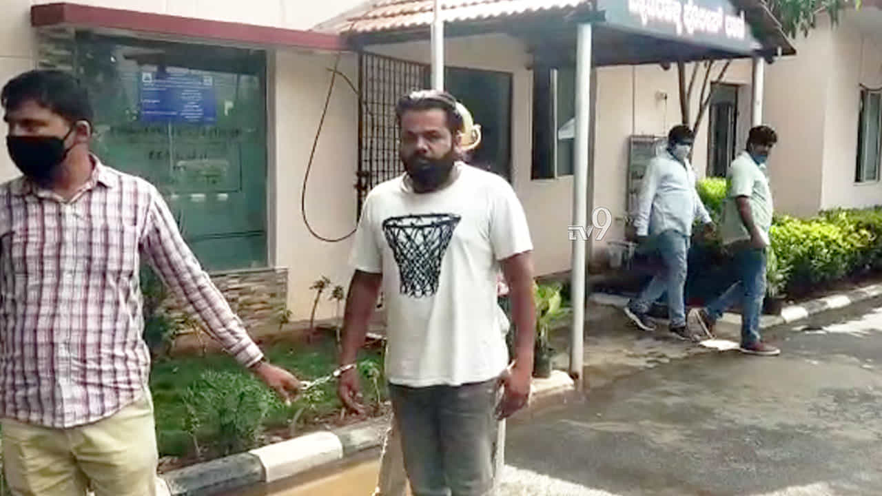 ವಿಚ್ಛೇದಿತ ಮಹಿಳೆಯರನ್ನೇ ಟಾರ್ಗೆಟ್ ಮಾಡಿ ವಂಚಿಸುತ್ತಿದ್ದ ನಯವಂಚಕ ಅರೆಸ್ಟ್ ವಿಚ್ಛೇದಿತ ಮಹಿಳೆಯರನ್ನೇ ಟಾರ್ಗೆಟ್ ಮಾಡಿ ವಂಚಿಸುತ್ತಿದ್ದ ನಯವಂಚಕ ಅರೆಸ್ಟ್