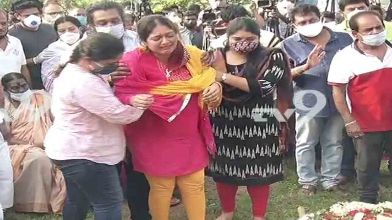 ಮಣ್ಣಲ್ಲಿ ಮಣ್ಣಾದ ನಟ ಚಿರಂಜೀವಿ ಸರ್ಜಾ ಮಣ್ಣಲ್ಲಿ ಮಣ್ಣಾದ ನಟ ಚಿರಂಜೀವಿ ಸರ್ಜಾ