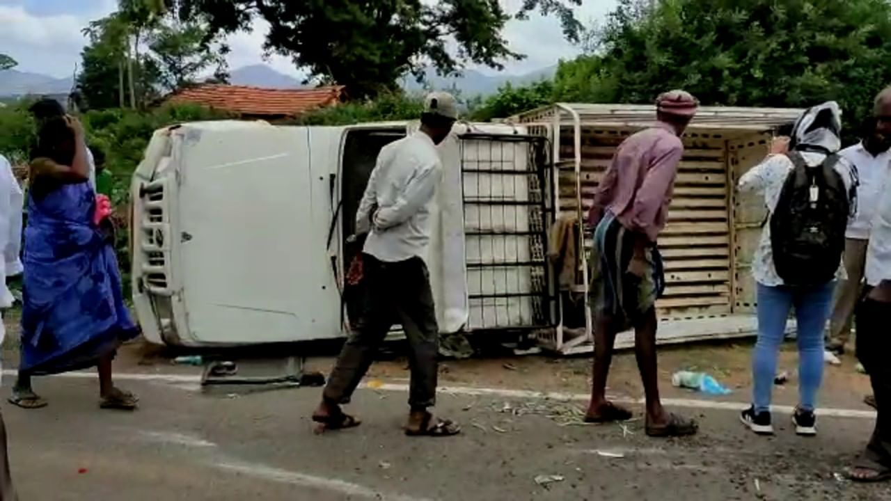 ವಾಹನ ಪಲ್ಟಿಯಾಗಿ ಭೀಕರ ಅಪಘಾತ: ಮಸಣ ಸೇರಿದ ಮದುವೆ ದಿಬ್ಬಣದ ಮೂವರು ವಾಹನ ಪಲ್ಟಿಯಾಗಿ ಭೀಕರ ಅಪಘಾತ: ಮಸಣ ಸೇರಿದ ಮದುವೆ ದಿಬ್ಬಣದ ಮೂವರು