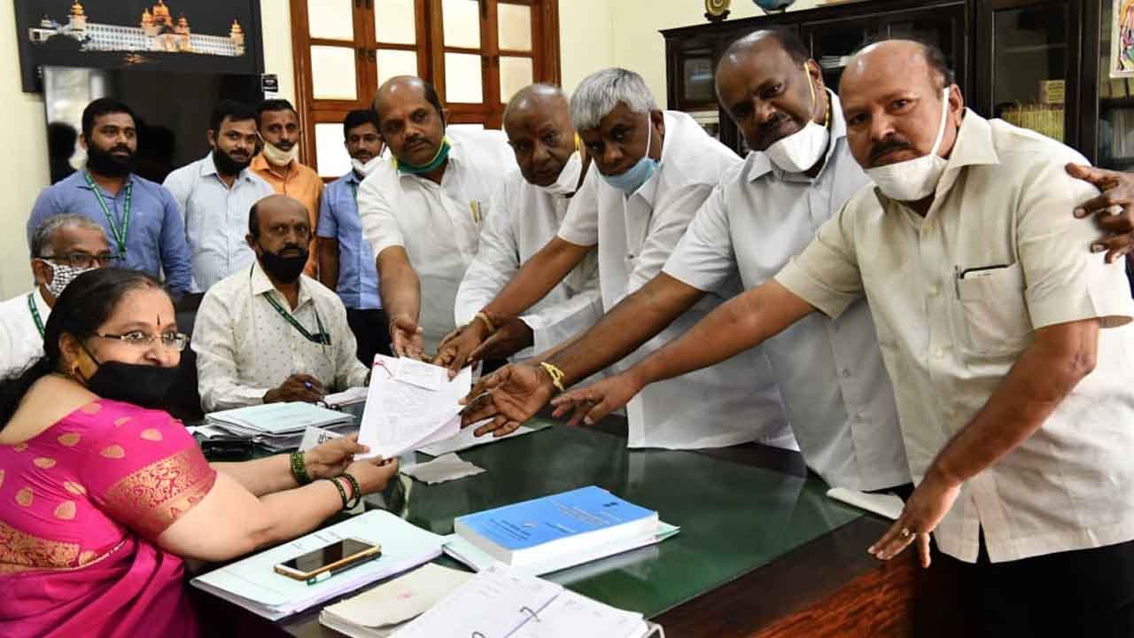 ರಾಜ್ಯಸಭಾ ಚುನಾವಣೆ 2020: ಜೆಡಿಎಸ್ ಅಭ್ಯರ್ಥಿಯಾಗಿ ನಾಮಪತ್ರ ಸಲ್ಲಿಸಿದ ದೇವೇಗೌಡ ರಾಜ್ಯಸಭಾ ಚುನಾವಣೆ 2020: ಜೆಡಿಎಸ್ ಅಭ್ಯರ್ಥಿಯಾಗಿ ನಾಮಪತ್ರ ಸಲ್ಲಿಸಿದ ದೇವೇಗೌಡ