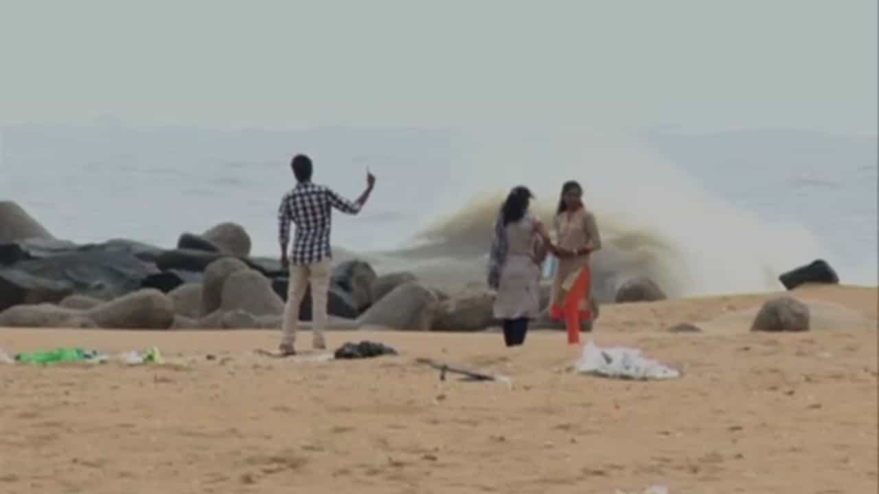ಸೈಕ್ಲೋನ್ ಎಚ್ಚರಿಕೆ ಇದ್ದರೂ ಕಾಲೇಜು ವಿದ್ಯಾರ್ಥಿನಿಯರಿಂದ ಬೀಚ್ನಲ್ಲಿ Selfie! ಸೈಕ್ಲೋನ್ ಎಚ್ಚರಿಕೆ ಇದ್ದರೂ ಕಾಲೇಜು ವಿದ್ಯಾರ್ಥಿನಿಯರಿಂದ ಬೀಚ್ನಲ್ಲಿ Selfie!