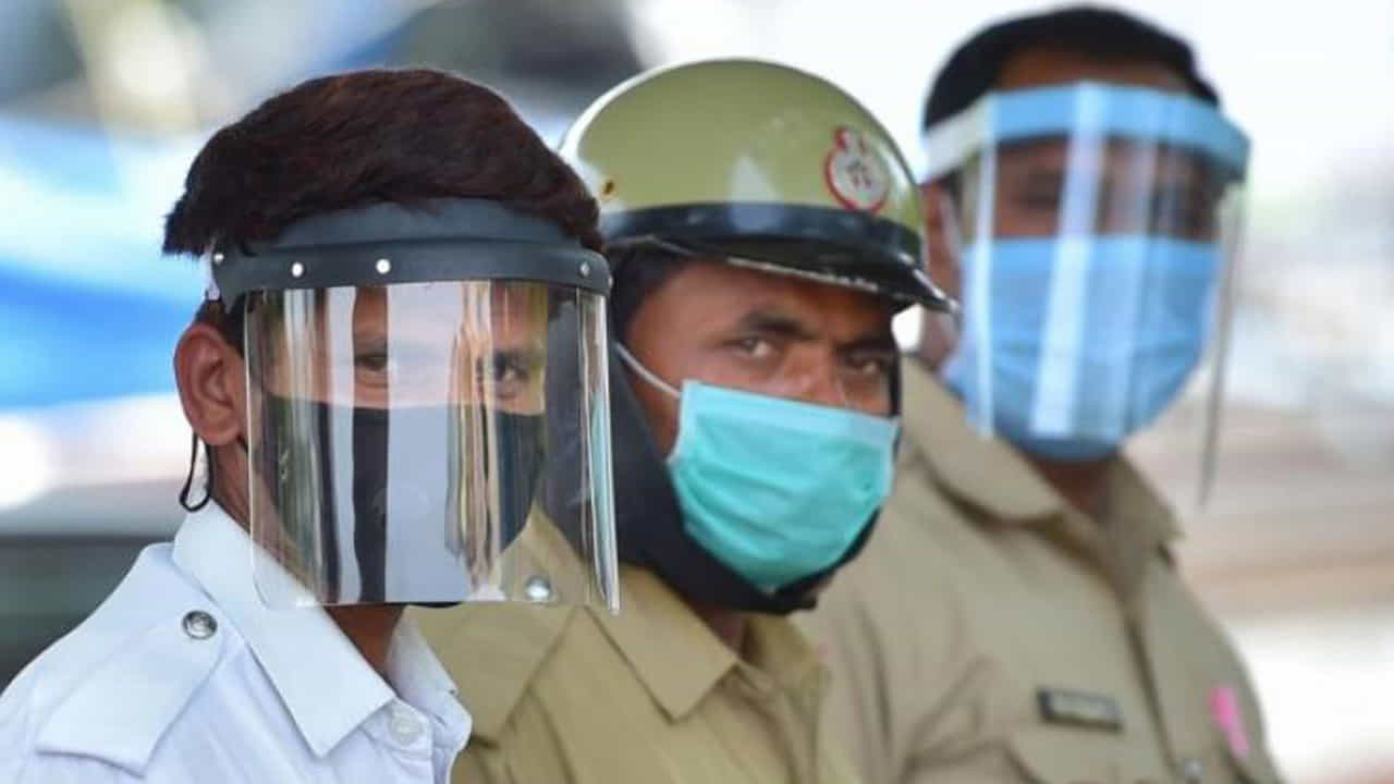 ಕೊರೊನಾ ಸೋಂಕಿಗೆ ಇಬ್ಬರು ಪೊಲೀಸರು ಬಲಿ; ಜಿಲ್ಲೆಯಾದ್ಯಂತ 25 ಸಿಬ್ಬಂದಿಗಳಿಗೆ ಕೊವಿಡ್ ಧೃಡ ಕೊರೊನಾ ಸೋಂಕಿಗೆ ಇಬ್ಬರು ಪೊಲೀಸರು ಬಲಿ; ಜಿಲ್ಲೆಯಾದ್ಯಂತ 25 ಸಿಬ್ಬಂದಿಗಳಿಗೆ ಕೊವಿಡ್ ಧೃಡ