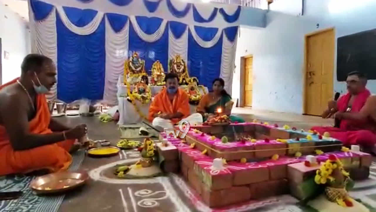 ಕೊರೊನಾ ನಿಯಂತ್ರಣಕ್ಕಾಗಿ ರೇಣುಕಾಚಾರ್ಯ ನೇತೃತ್ವದಲ್ಲಿ ಮೃತ್ಯುಂಜಯ ಹೋಮ ಕೊರೊನಾ ನಿಯಂತ್ರಣಕ್ಕಾಗಿ ರೇಣುಕಾಚಾರ್ಯ ನೇತೃತ್ವದಲ್ಲಿ ಮೃತ್ಯುಂಜಯ ಹೋಮ