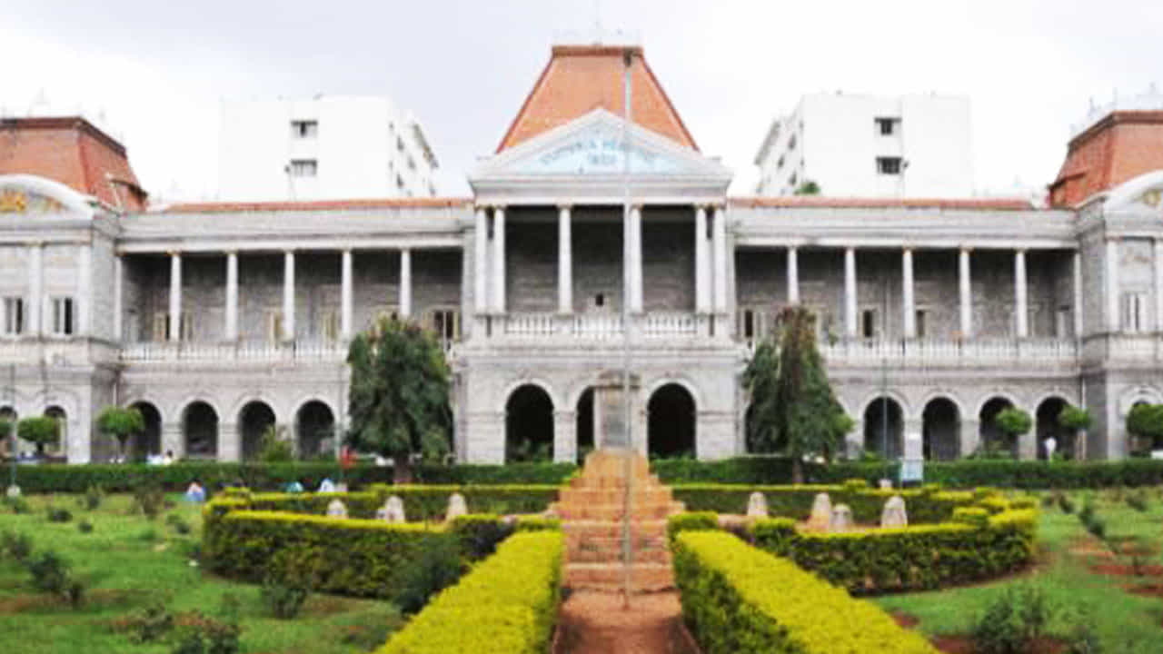 ಇದೆಂಥಾ ಕ್ರೌರ್ಯ ? ಚಿಕಿತ್ಸೆ ಸಿಗದೆ ವಿಕ್ಟೋರಿಯಾ ಆಸ್ಪತ್ರೆ ಗೇಟ್ ಬಳಿಯೇ ಪ್ರಾಣ ಬಿಟ್ಟ ಮಹಿಳೆ