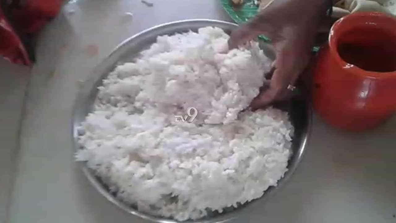 ಅಧಿಕಾರಿಗಳಿಗೆ ಮನುಷ್ಯತ್ವವೇ ಇಲ್ವಾ? ಕ್ವಾರಂಟೈನಿಗಳಿಗೆ ಹಳಸಿದ ಅನ್ನ ನೀಡೋದಾ.. ಅಧಿಕಾರಿಗಳಿಗೆ ಮನುಷ್ಯತ್ವವೇ ಇಲ್ವಾ? ಕ್ವಾರಂಟೈನಿಗಳಿಗೆ ಹಳಸಿದ ಅನ್ನ ನೀಡೋದಾ..
