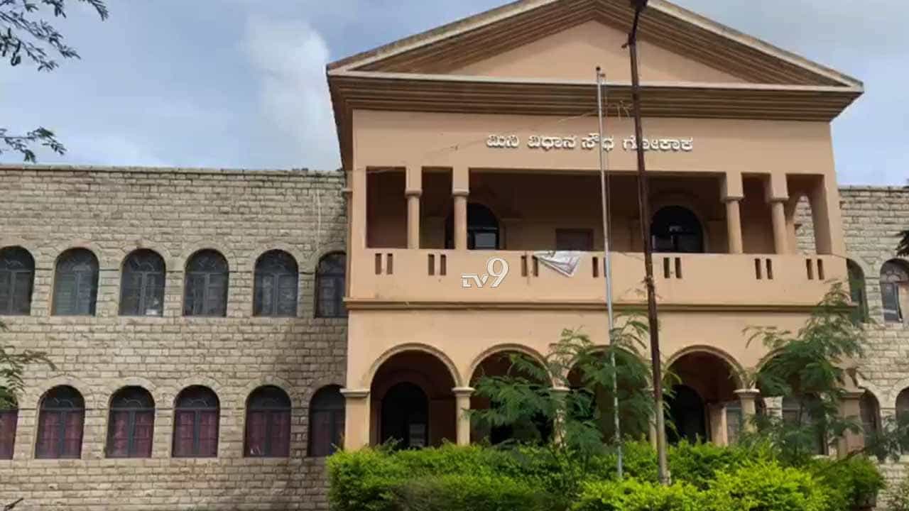 ಸಿಬ್ಬಂದಿಗೆ ಕೊರೊನಾ ಸೋಂಕು, ಗೊಕಾಕ್ ತಹಶೀಲ್ದಾರ್ ಕಚೇರಿ ಸಂಪೂರ್ಣ ಸೀಲ್ಡೌನ್ ಸಿಬ್ಬಂದಿಗೆ ಕೊರೊನಾ ಸೋಂಕು, ಗೊಕಾಕ್ ತಹಶೀಲ್ದಾರ್ ಕಚೇರಿ ಸಂಪೂರ್ಣ ಸೀಲ್ಡೌನ್