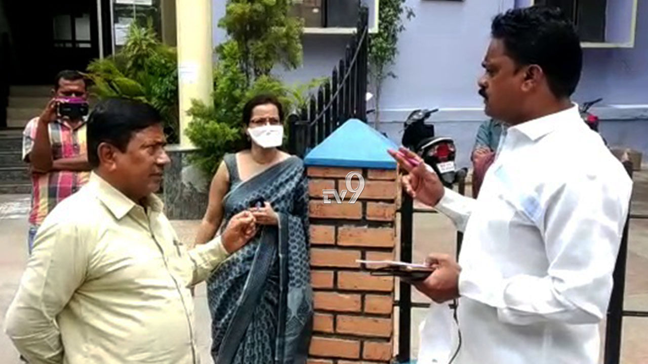 ಸೋಂಕಿತರ ಚಿಕಿತ್ಸೆಗೆ ವೈದ್ಯರನ್ನು ಕೊಡದಿದ್ರೆ ಆತ್ಮಹತ್ಯೆ: ಕಾರ್ಪೋರೇಟರ್ ಬೆದರಿಕೆ ಸೋಂಕಿತರ ಚಿಕಿತ್ಸೆಗೆ ವೈದ್ಯರನ್ನು ಕೊಡದಿದ್ರೆ ಆತ್ಮಹತ್ಯೆ: ಕಾರ್ಪೋರೇಟರ್ ಬೆದರಿಕೆ