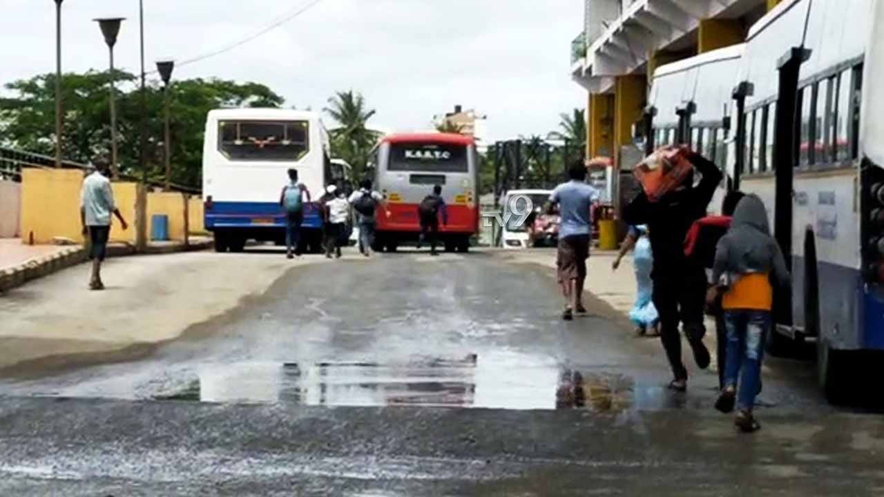 ಕೊರೊನಾ ಲಾಕ್​ಡೌನ್​ಗೆ ಹೆದರಿ ಬೆಂಗಳೂರು ಬಿಡುತ್ತಿರುವ ಜನ, ಬಸ್‌ಗಾಗಿ ಪರದಾಟ