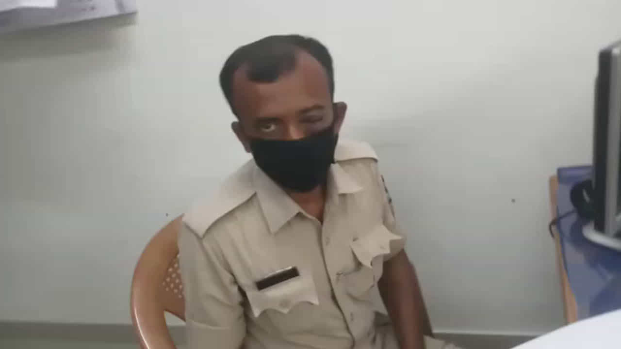 ಪಾರ್ಕ್ ಟೈಂ ಮೀರಿ ವಾಕಿಂಗ್, ಪ್ರಶ್ನಿಸಿದಕ್ಕೆ ಹೋಂ ಗಾರ್ಡ್ಗೆ ಬಿತ್ತು ಗೂಸಾ, ಎಲ್ಲಿ..? ಪಾರ್ಕ್ ಟೈಂ ಮೀರಿ ವಾಕಿಂಗ್, ಪ್ರಶ್ನಿಸಿದಕ್ಕೆ ಹೋಂ ಗಾರ್ಡ್ಗೆ ಬಿತ್ತು ಗೂಸಾ, ಎಲ್ಲಿ..?