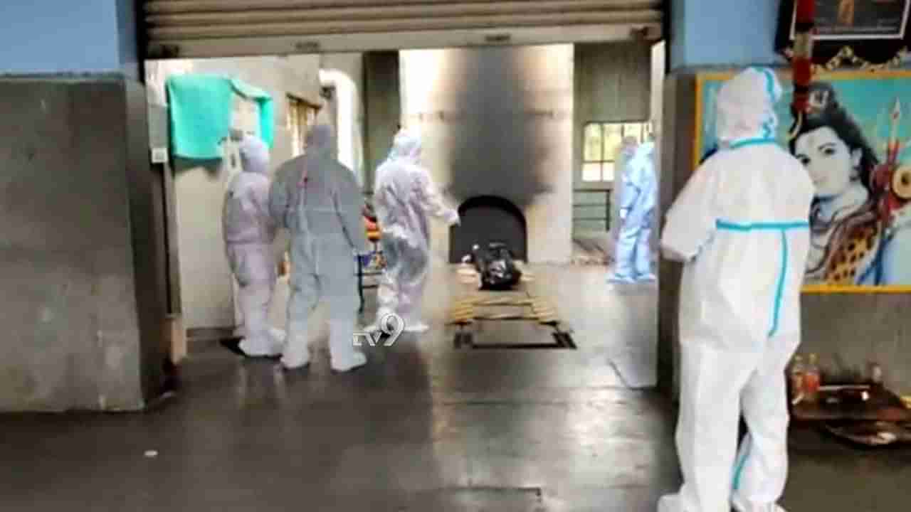 ಕೊರೊನಾ ತಂದ ಸಂಕಟ: ಕೊನೇಬಾರಿ ತಂದೆಯ ಮುಖವನ್ನು ನೋಡಲಾಗದೆ ಕಣ್ಣೀರಿಟ್ಟ ಮಗ