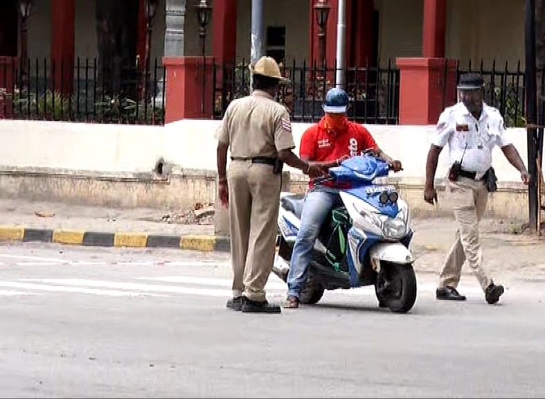 ಸಾರಿಗೆ ಇಲಾಖೆ, ಸಂಚಾರಿ ಪೊಲೀಸರ ಜಂಟಿ ಕಾರ್ಯಾಚರಣೆ: ಡಿಫಾಲ್ಟ್ ನಂಬರ್ ಪ್ಲೇಟ್ ವಾಹನಗಳಿಗೆ ದಂಡ