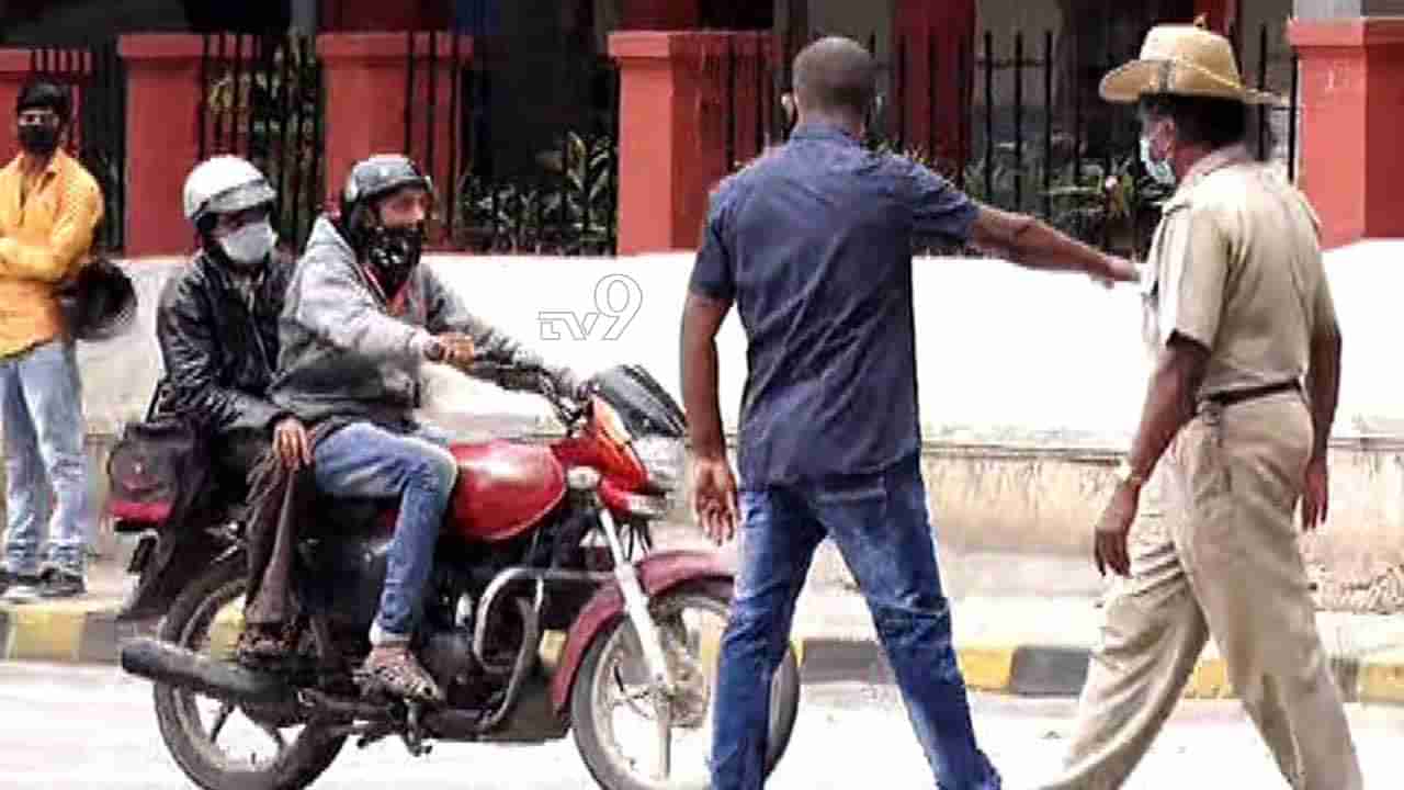 ಲಾಕ್ಡೌನ್ ಉಲ್ಲಂಘಿಸಿದವರ ವಾಹನಗಳನ್ನ ಲಾಕ್ ಮಾಡಿದ ಪೊಲೀಸರು