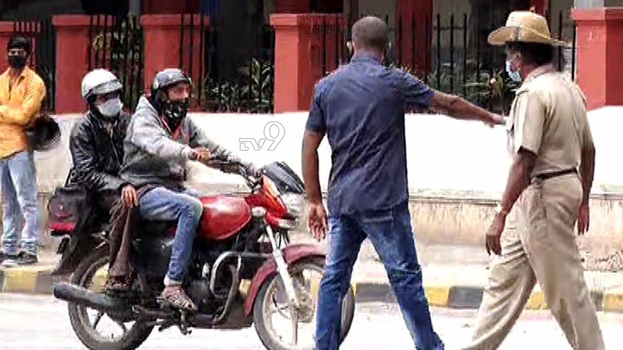 ಲಾಕ್ಡೌನ್ ಉಲ್ಲಂಘಿಸಿದವರ ವಾಹನಗಳನ್ನ ಲಾಕ್ ಮಾಡಿದ ಪೊಲೀಸರು ಲಾಕ್ಡೌನ್ ಉಲ್ಲಂಘಿಸಿದವರ ವಾಹನಗಳನ್ನ ಲಾಕ್ ಮಾಡಿದ ಪೊಲೀಸರು