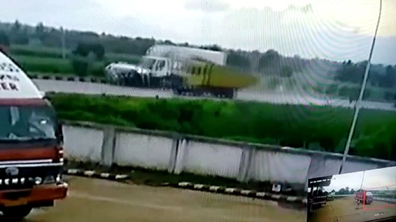 ಟೆಂಪೋ-ಲಾರಿ ಮಧ್ಯೆ ನುಗ್ಗಿದ ಕಾರು ಪಲ್ಟಿ: ಕಾರಿನಲ್ಲಿದ್ದ ವ್ಯಕ್ತಿ ಸಾವು, ಸಿಸಿಟಿವಿಯಲ್ಲಿ ದೃಶ್ಯ ಟೆಂಪೋ-ಲಾರಿ ಮಧ್ಯೆ ನುಗ್ಗಿದ ಕಾರು ಪಲ್ಟಿ: ಕಾರಿನಲ್ಲಿದ್ದ ವ್ಯಕ್ತಿ ಸಾವು, ಸಿಸಿಟಿವಿಯಲ್ಲಿ ದೃಶ್ಯ