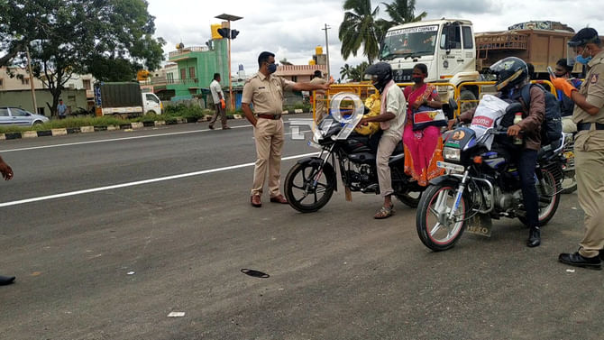 ಬೆಂಗಳೂರಿನಿಂದ ಹೊರ ಹೋಗುತ್ತಿದ್ದೀರಾ? ಹುಷಾರ್ ಪೊಲೀಸ್ರಿದ್ದಾರೆ! ಬೆಂಗಳೂರಿನಿಂದ ಹೊರ ಹೋಗುತ್ತಿದ್ದೀರಾ? ಹುಷಾರ್ ಪೊಲೀಸ್ರಿದ್ದಾರೆ!