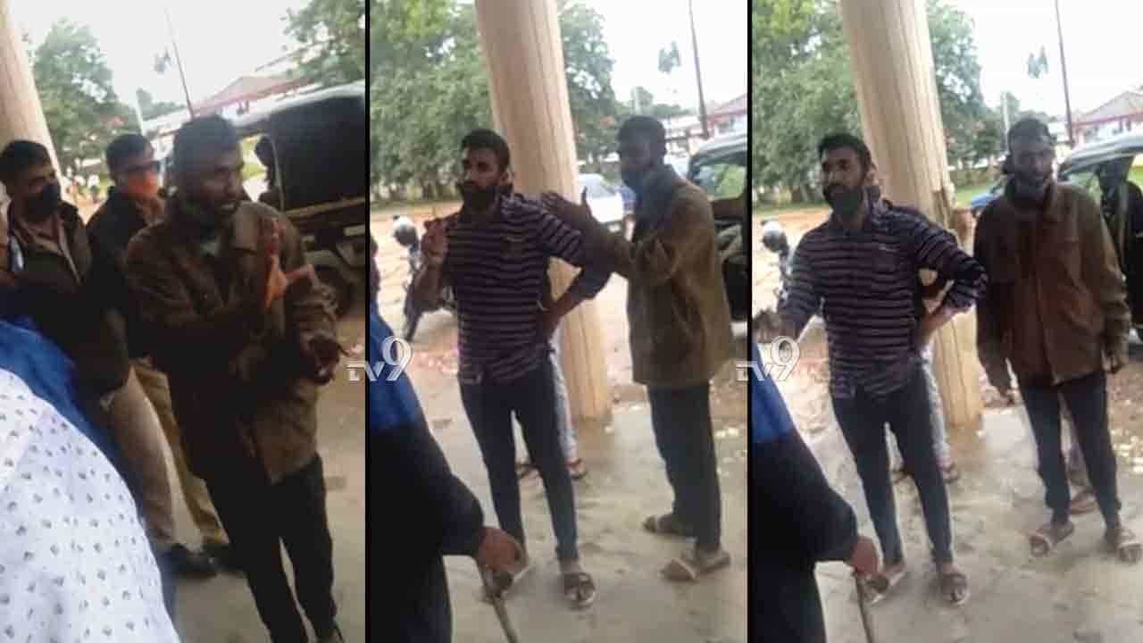 ಚೀಟಿ ಮಾಡ್ಸಿಕೊಂಡು ಬಾ ಎಂದಿದ್ದಕ್ಕೆ ಕೊರೊನಾ ವಾರಿಯರ್ ಮೇಲೆ ಹಲ್ಲೆ ಚೀಟಿ ಮಾಡ್ಸಿಕೊಂಡು ಬಾ ಎಂದಿದ್ದಕ್ಕೆ ಕೊರೊನಾ ವಾರಿಯರ್ ಮೇಲೆ ಹಲ್ಲೆ