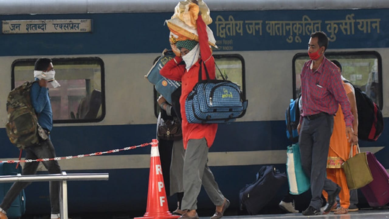 ಕೊರೊನಾದಿಂದ ರೈಲುಗಳೇ ಓಡಾಡ್ತಿಲ್ಲ.. ಕೂಲಿಗಳ ಗತಿಯೇನು? ಕೊರೊನಾದಿಂದ ರೈಲುಗಳೇ ಓಡಾಡ್ತಿಲ್ಲ.. ಕೂಲಿಗಳ ಗತಿಯೇನು?