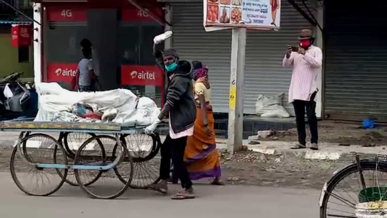 DCM ಸವದಿ ಕ್ಷೇತ್ರದಲ್ಲಿ ತಳ್ಳುಗಾಡಿಯಲ್ಲಿ ಪತಿಯ ಶವ ಹೊತ್ತೊಯ್ದ ಪತ್ನಿ DCM ಸವದಿ ಕ್ಷೇತ್ರದಲ್ಲಿ ತಳ್ಳುಗಾಡಿಯಲ್ಲಿ ಪತಿಯ ಶವ ಹೊತ್ತೊಯ್ದ ಪತ್ನಿ