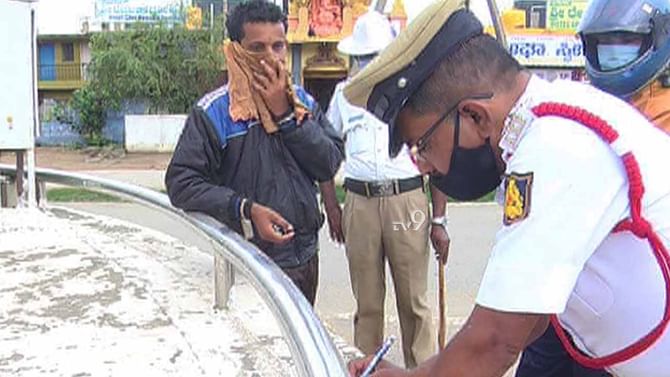 ಮಾಸ್ಕ್​ ಹಾಕದೆ ಬೈಕ್ ಓಡಿಸಿದ ಸವಾರ ಖಾಕಿ ಕಂಡ ಕೂಡಲೇ ಏನ್​ ಮಾಡಿದ ಗೊತ್ತಾ?