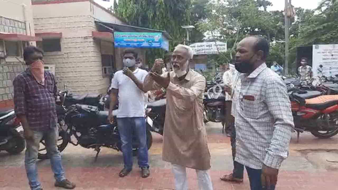 5 ದಿನವಾದ್ರೂ ಬಾರದ ಕೊವಿಡ್ ರಿಪೋರ್ಟ್: ಗಲಾಟೆಗಿಳಿದ ಸಾರ್ವಜನಿಕರು, ಎಲ್ಲಿ? 5 ದಿನವಾದ್ರೂ ಬಾರದ ಕೊವಿಡ್ ರಿಪೋರ್ಟ್: ಗಲಾಟೆಗಿಳಿದ ಸಾರ್ವಜನಿಕರು, ಎಲ್ಲಿ?