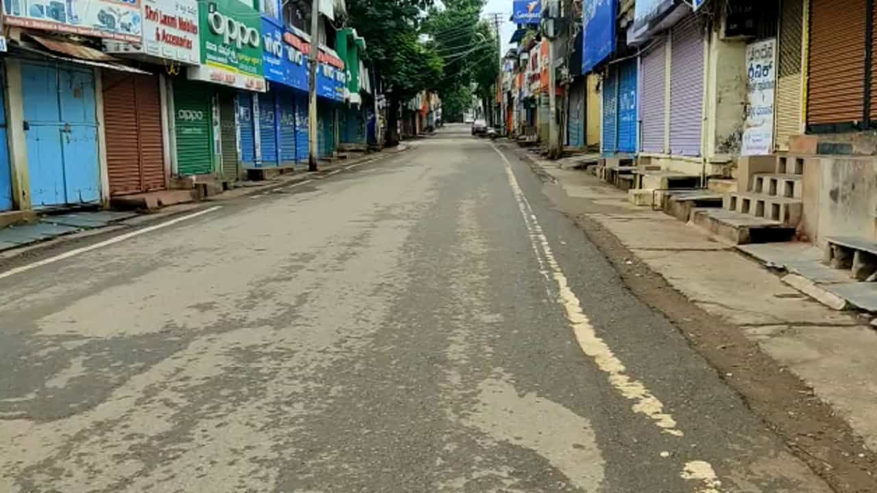 ಸೋಮವಾರ ಬೆಳಗಿನವರೆಗೂ 33 ಗಂಟೆ ಕರುನಾಡು ಫುಲ್ ಸ್ತಬ್ಧ, ಇವತ್ತಾದ್ರೂ ಫಾಲೋ ಆಗುತ್ತ ರೂಲ್ಸ್ ಸೋಮವಾರ ಬೆಳಗಿನವರೆಗೂ 33 ಗಂಟೆ ಕರುನಾಡು ಫುಲ್ ಸ್ತಬ್ಧ, ಇವತ್ತಾದ್ರೂ ಫಾಲೋ ಆಗುತ್ತ ರೂಲ್ಸ್