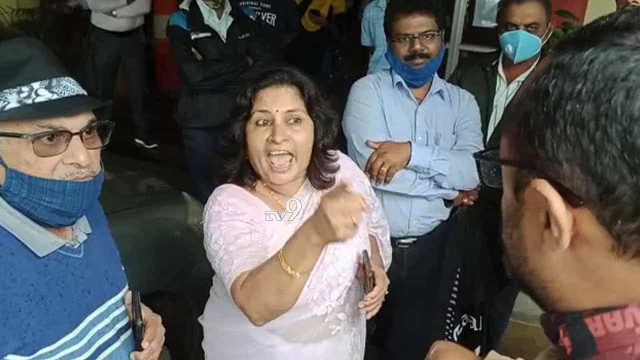 ‘ಫೀಸ್ ಕಟ್ಟೋಕೆ ಆಗದಿದ್ರೇ ನಿಮ್ಮ ಮಕ್ಕಳನ್ನ ಸರ್ಕಾರಿ ಶಾಲೆಗೆ ಸೇರಿಸಿ’ ‘ಫೀಸ್ ಕಟ್ಟೋಕೆ ಆಗದಿದ್ರೇ ನಿಮ್ಮ ಮಕ್ಕಳನ್ನ ಸರ್ಕಾರಿ ಶಾಲೆಗೆ ಸೇರಿಸಿ’