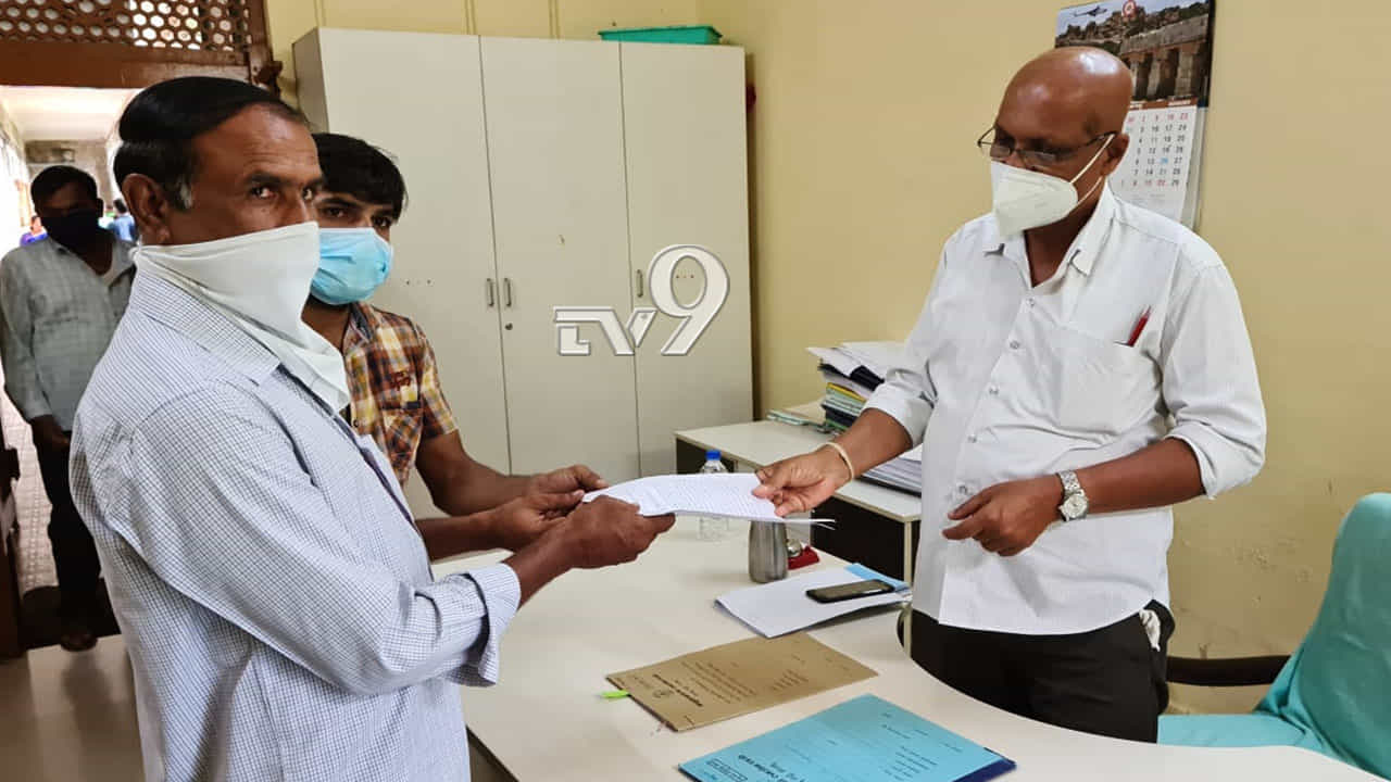 ಪ್ರಧಾನಿಯಿಂದ ಪ್ರಶಂಸೆ ಪಡೆದ ಕಾಮೇಗೌಡ ಕ್ರಿಮಿನಲ್ ವ್ಯಕ್ತಿ: DCಗೆ ದೂರು ನೀಡಿದ ಗ್ರಾಮಸ್ಥರು ಪ್ರಧಾನಿಯಿಂದ ಪ್ರಶಂಸೆ ಪಡೆದ ಕಾಮೇಗೌಡ ಕ್ರಿಮಿನಲ್ ವ್ಯಕ್ತಿ: DCಗೆ ದೂರು ನೀಡಿದ ಗ್ರಾಮಸ್ಥರು