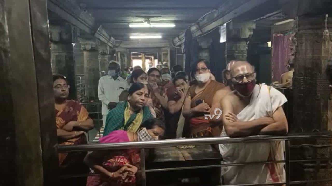 ಮೇಲುಕೋಟೆಯಲ್ಲಿ ಕೃಷ್ಣರಾಜಮುಡಿ ಜಾತ್ರೆ: ಮಾಸ್ಕ್ ಧರಿಸದೆ ‘ದಿವ್ಯ’ ನಿರ್ಲಕ್ಷ್ಯ ಮೇಲುಕೋಟೆಯಲ್ಲಿ ಕೃಷ್ಣರಾಜಮುಡಿ ಜಾತ್ರೆ: ಮಾಸ್ಕ್ ಧರಿಸದೆ ‘ದಿವ್ಯ’ ನಿರ್ಲಕ್ಷ್ಯ