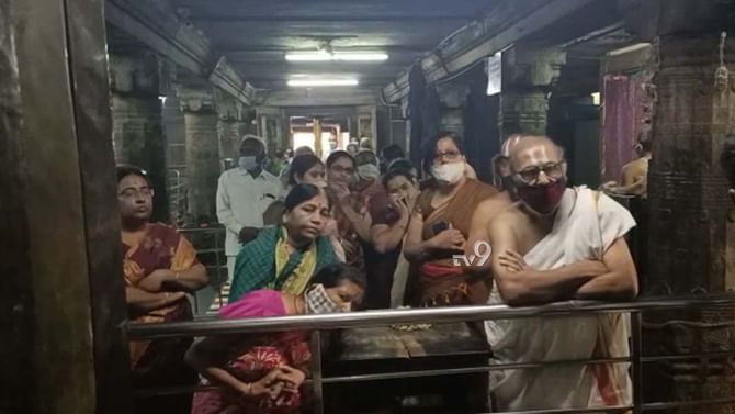 ಮೇಲುಕೋಟೆಯಲ್ಲಿ ಕೃಷ್ಣರಾಜಮುಡಿ ಜಾತ್ರೆ: ಮಾಸ್ಕ್ ಧರಿಸದೆ ‘ದಿವ್ಯ’ ನಿರ್ಲಕ್ಷ್ಯ ಮೇಲುಕೋಟೆಯಲ್ಲಿ ಕೃಷ್ಣರಾಜಮುಡಿ ಜಾತ್ರೆ: ಮಾಸ್ಕ್ ಧರಿಸದೆ ‘ದಿವ್ಯ’ ನಿರ್ಲಕ್ಷ್ಯ