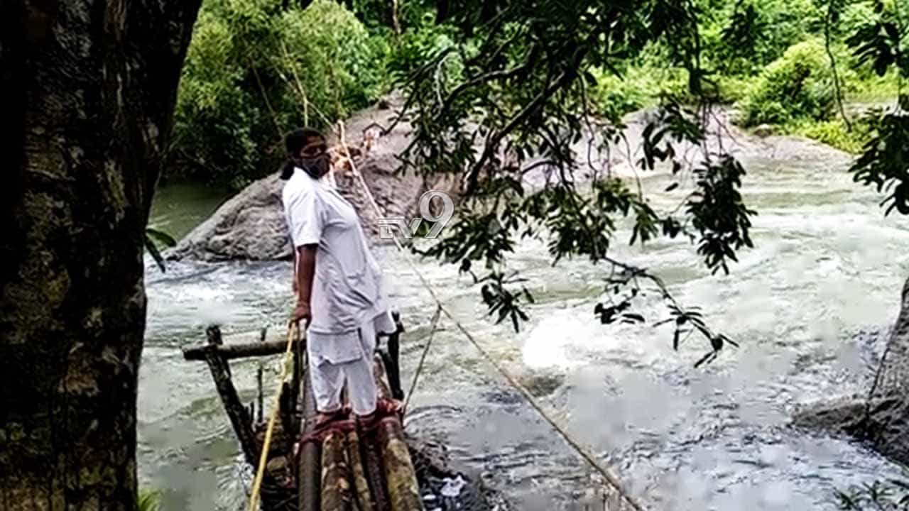 ನದಿ ಕೊಳ್ಳ ದಾಟಿ ಸೇವೆ ಸಲ್ಲಿಸ್ತಿದ್ದಾರೆ ಈ ಆಶಾ ಕಾರ್ಯಕರ್ತೆಯರು ನದಿ ಕೊಳ್ಳ ದಾಟಿ ಸೇವೆ ಸಲ್ಲಿಸ್ತಿದ್ದಾರೆ ಈ ಆಶಾ ಕಾರ್ಯಕರ್ತೆಯರು