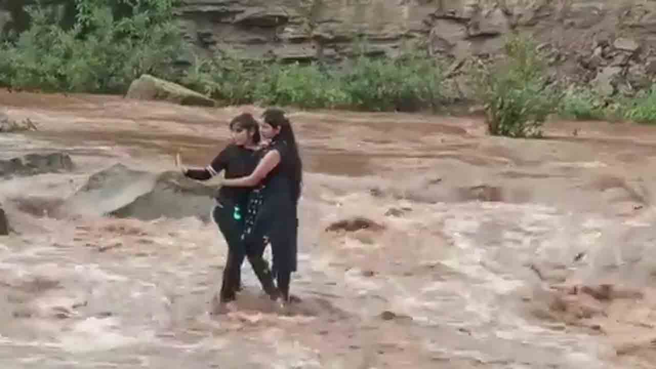 ಈ ಹುಡುಗೀರಿಗೆ ಬೇಕಿತ್ತಾ ಇದು? ಅದೇನ್ Selfie ಹುಚ್ಚೋ..! ಈ ಹುಡುಗೀರಿಗೆ ಬೇಕಿತ್ತಾ ಇದು? ಅದೇನ್ Selfie ಹುಚ್ಚೋ..!