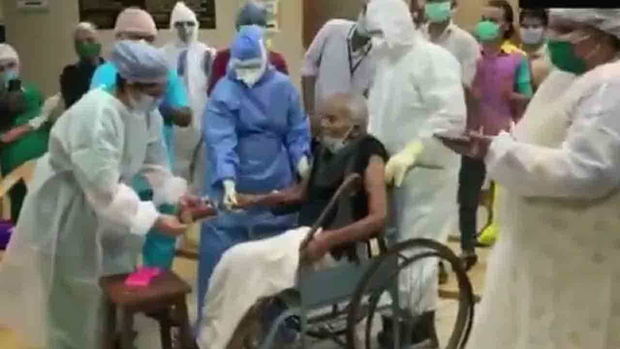 ಸಾವಿಗೇ ಸೆಡ್ಡು ಹೊಡೆದು 101ನೇ ಬರ್ತ್ ಡೇ ಆಚರಿಸಿದ ಸೋಂಕಿತ ವೃದ್ಧ! ಸಾವಿಗೇ ಸೆಡ್ಡು ಹೊಡೆದು 101ನೇ ಬರ್ತ್ ಡೇ ಆಚರಿಸಿದ ಸೋಂಕಿತ ವೃದ್ಧ!