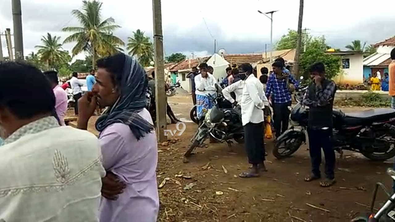 ಶಾಲೆ ಇಲ್ಲ ಅಂತಾ.. ಈಜಲು ಹೋದ ಬಾಲಕರಿಬ್ಬರು ನೀರುಪಾಲು ಶಾಲೆ ಇಲ್ಲ ಅಂತಾ.. ಈಜಲು ಹೋದ ಬಾಲಕರಿಬ್ಬರು ನೀರುಪಾಲು