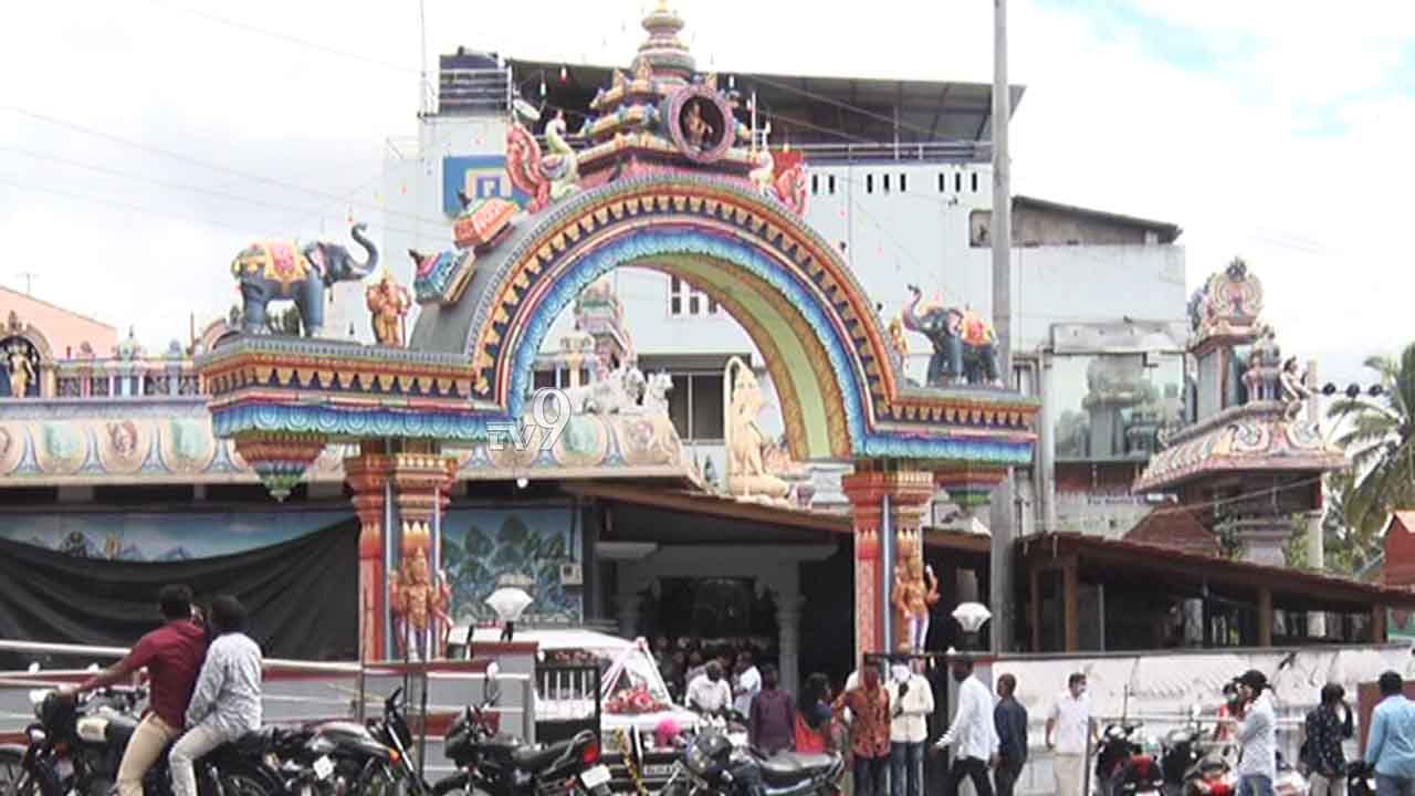 ಸಂಡೇ ಲಾಕ್ಡೌನ್ ಮಧ್ಯೆ ಅದ್ದೂರಿ ಮದುವೆ, ಸಂಭ್ರಮದಲ್ಲಿದ್ದವರಿಗೆ ಖಾಕಿ ಕ್ಲಾಸ್ ಸಂಡೇ ಲಾಕ್ಡೌನ್ ಮಧ್ಯೆ ಅದ್ದೂರಿ ಮದುವೆ, ಸಂಭ್ರಮದಲ್ಲಿದ್ದವರಿಗೆ ಖಾಕಿ ಕ್ಲಾಸ್