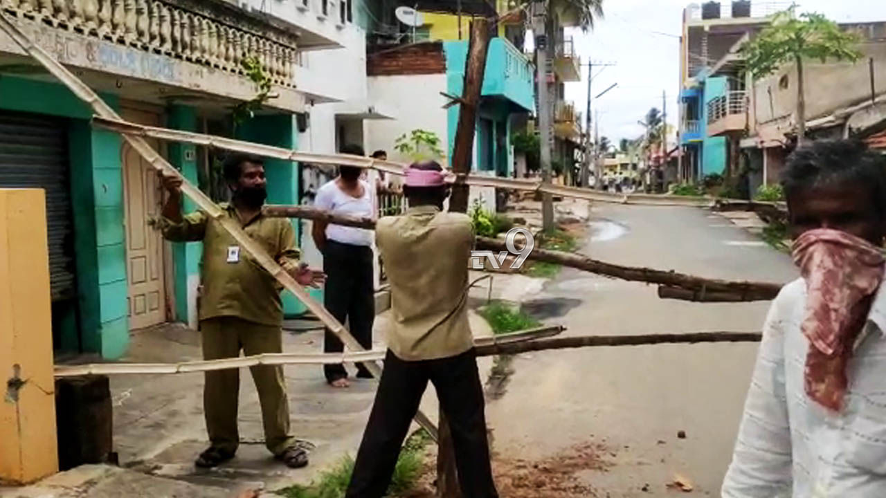 ಇಂದು SSLC ಪರೀಕ್ಷೆ ವೇಳೆ ಒಂದಷ್ಟು ಕೊರೊನಾ ರಾದ್ಧಾಂತಗಳು, ಬಾಲಕಿಯ ಕರೆದೊಯ್ದ ಸಿಬ್ಬಂದಿ