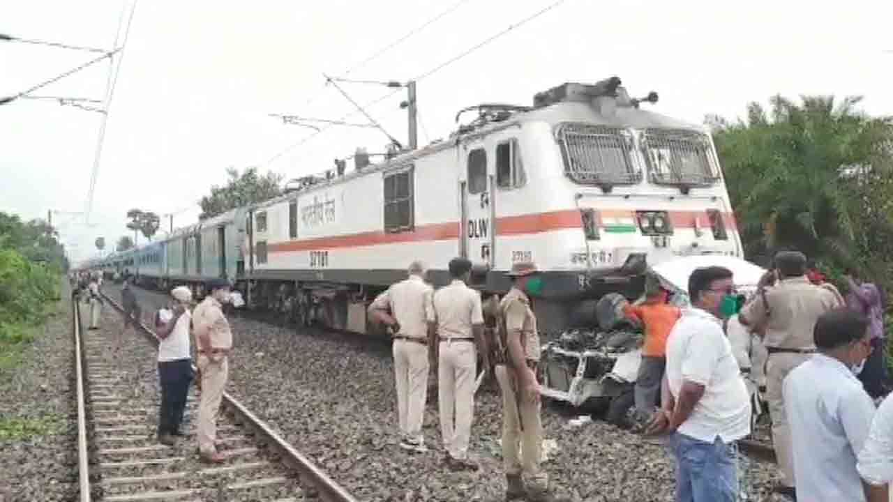 ಟ್ರೈನ್​ಗೆ ಸಿಲುಕಿ ಕಾರು ಅಪ್ಪಚ್ಚಿ, ಅದರಲ್ಲಿದ್ದವರು ಏನಾದರು?