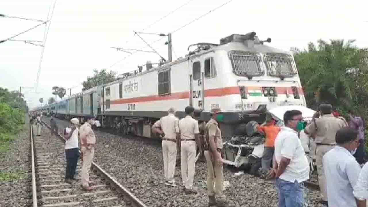 ಟ್ರೈನ್ಗೆ ಸಿಲುಕಿ ಕಾರು ಅಪ್ಪಚ್ಚಿ, ಅದರಲ್ಲಿದ್ದವರು ಏನಾದರು? ಟ್ರೈನ್ಗೆ ಸಿಲುಕಿ ಕಾರು ಅಪ್ಪಚ್ಚಿ, ಅದರಲ್ಲಿದ್ದವರು ಏನಾದರು?