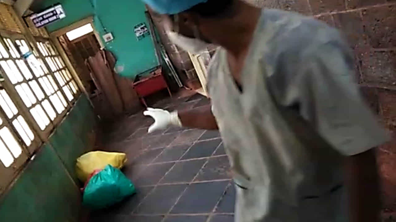 PPE Kitಗಳ ನಿರ್ಲಕ್ಷ್ಯದ ಪರಮಾವಧಿ.. ಎಲ್ಲೆಡೆ ತಾಂಡವವಾಡುತ್ತಿದೆ PPE Kitಗಳ ನಿರ್ಲಕ್ಷ್ಯದ ಪರಮಾವಧಿ.. ಎಲ್ಲೆಡೆ ತಾಂಡವವಾಡುತ್ತಿದೆ