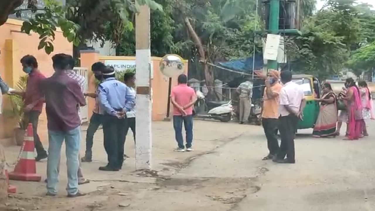 ಲಾಕ್ಡೌನ್ಗೆ ಡೋಂಟ್ಕೇರ್: ಪೀಣ್ಯ ಕೈಗಾರಿಕಾ ಪ್ರದೇಶದಲ್ಲಿ ಗಾರ್ಮೆಂಟ್ಗಳು ಓಪನ್ ಲಾಕ್ಡೌನ್ಗೆ ಡೋಂಟ್ಕೇರ್: ಪೀಣ್ಯ ಕೈಗಾರಿಕಾ ಪ್ರದೇಶದಲ್ಲಿ ಗಾರ್ಮೆಂಟ್ಗಳು ಓಪನ್